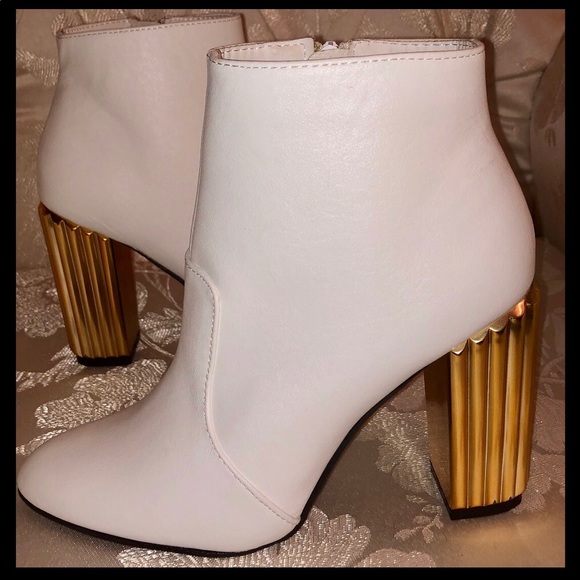 WHITE METALLIC BLOCK HEEL BOOTIE - Picture 4 of 7